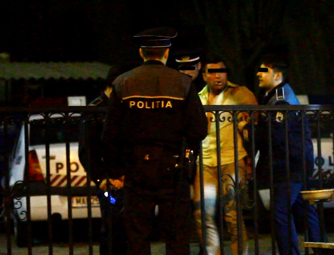 Circul a continuat la sectie, unde tanarul a inceput sa se tavaleasca pe jos