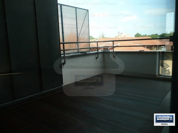 Caminul dispune de cinci camere, parchet din stejar, baie matrimoniala, precum si mai multe imbunatatiri de lux