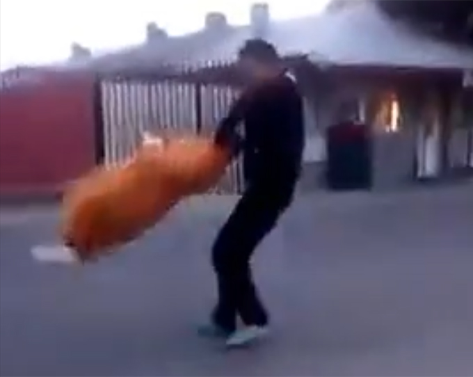 Tanarul a luat-o pe batrana si a invartit-o de mai multe ori