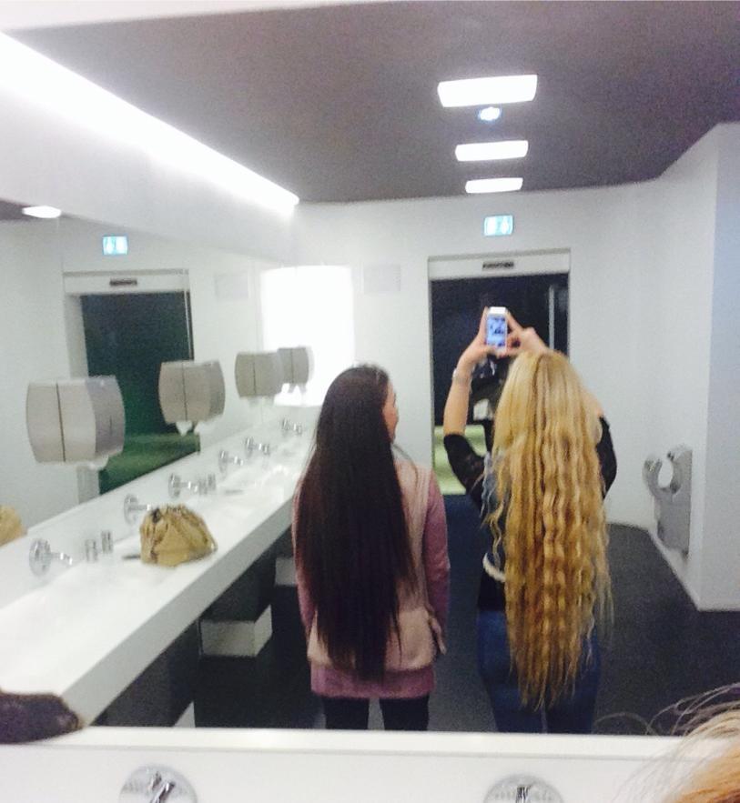 Mama si fiica duc mai departe traditia parului foarte lung din familie