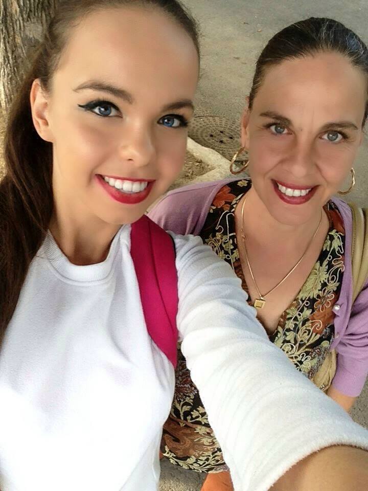 Mama si fiica duc mai departe traditia parului foarte lung din familie