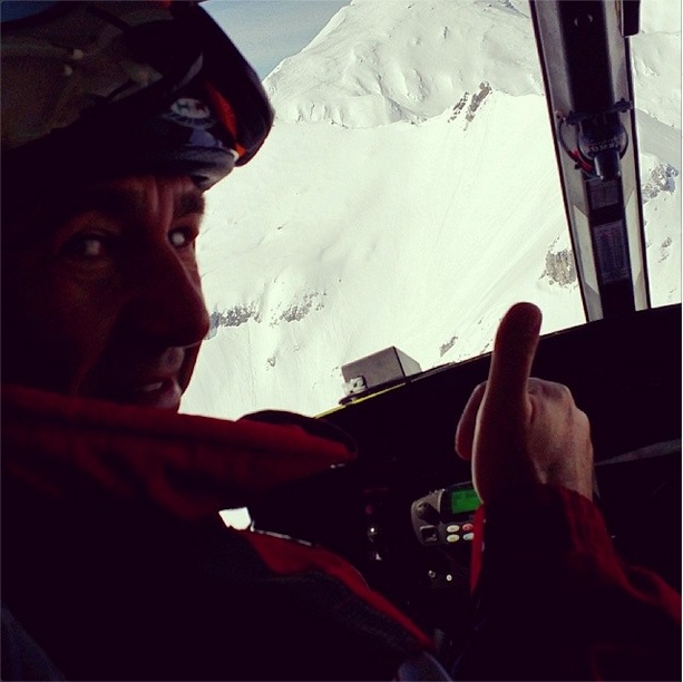 Medicul roman s-a relaxat dupa un congres sarind cu schiurile din elicopter