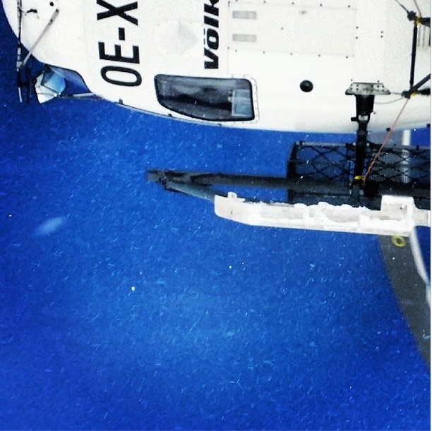 Doctorul roman iubeste adrenalina, dupa cum se vede si din imaginea surprinsa de o camera, montata, cel mai probabil, pe casca acestuia. Burta elicopterului surprins in timpul sariturii