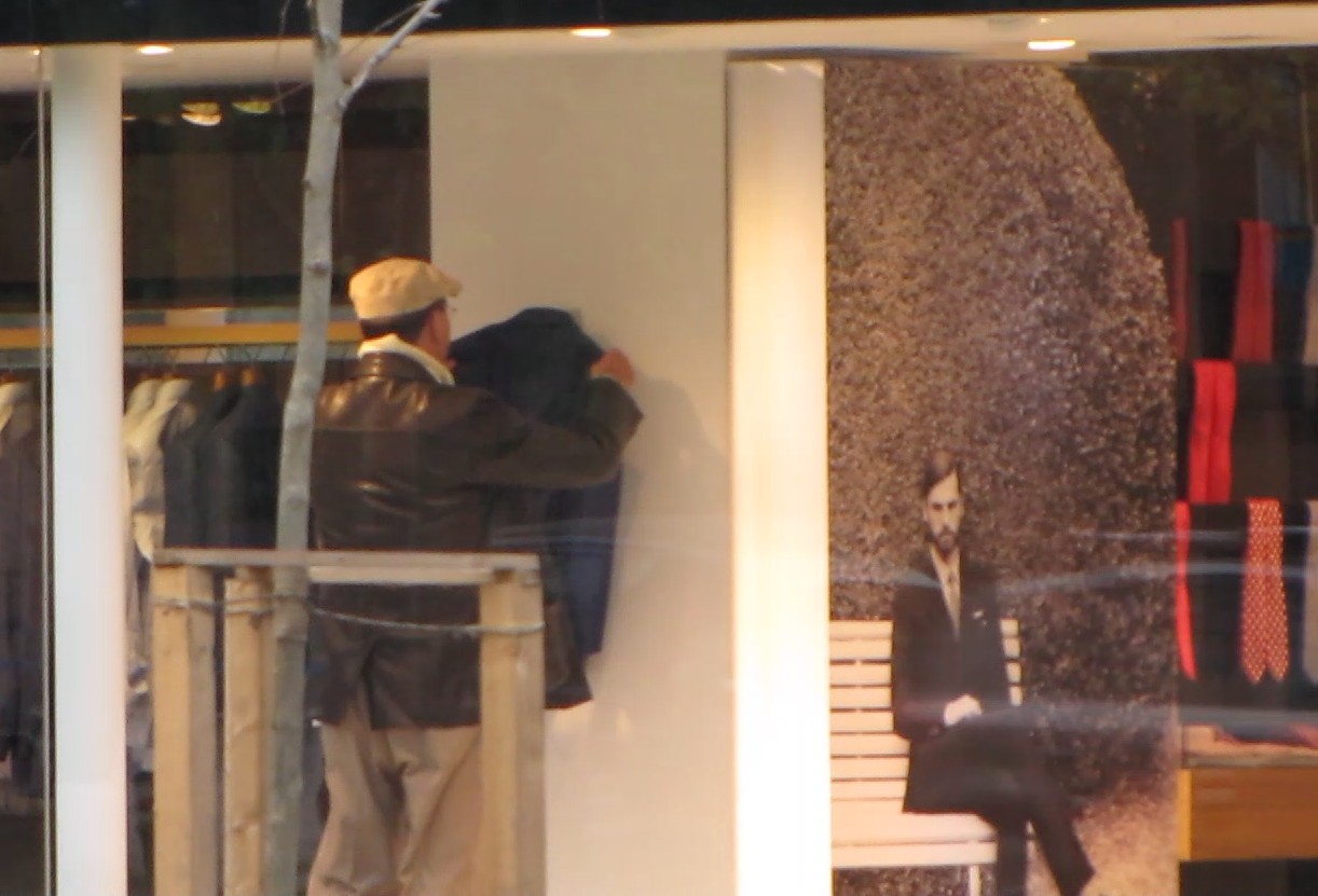 Milionarul si-a lasat bolidul ep prima banda si s-a dus sa-si cumpere un sacou