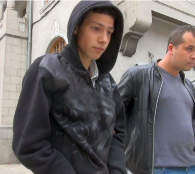 Dan Ionut Scrija (19 ani) a fost arestat dupa ce a fost prins facand sex cu sora lui de 12 ani