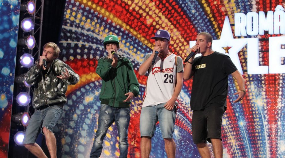 Cosmin alaturi de trupa sa pe scena 