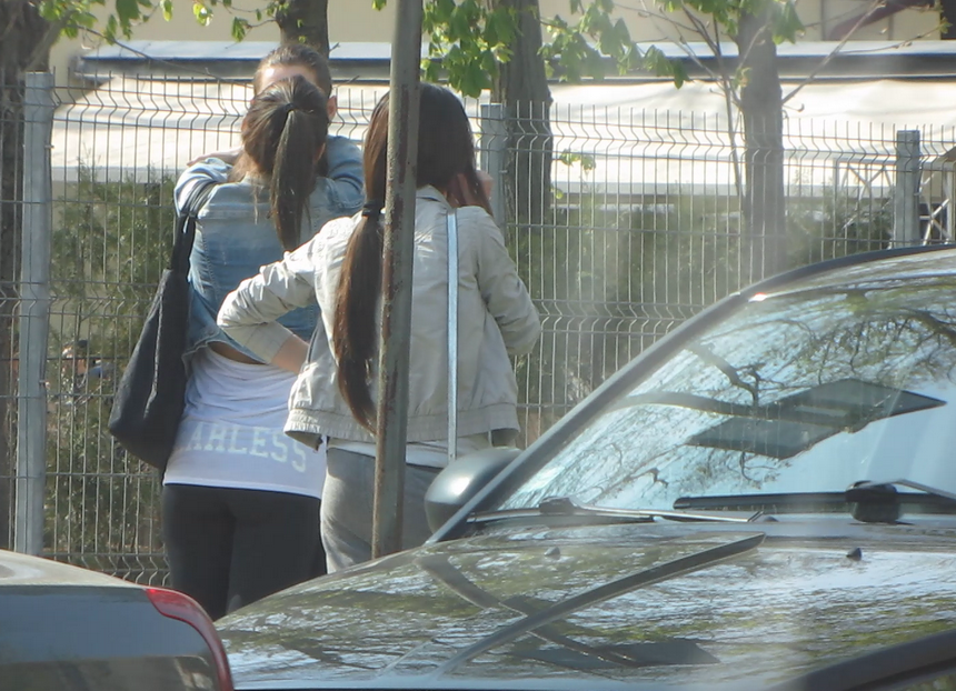 Alex si iubita lui nici nu se sinchisesc de prezenta amicei lor si se saruta pasional, ca si cum ar fi fost singuri