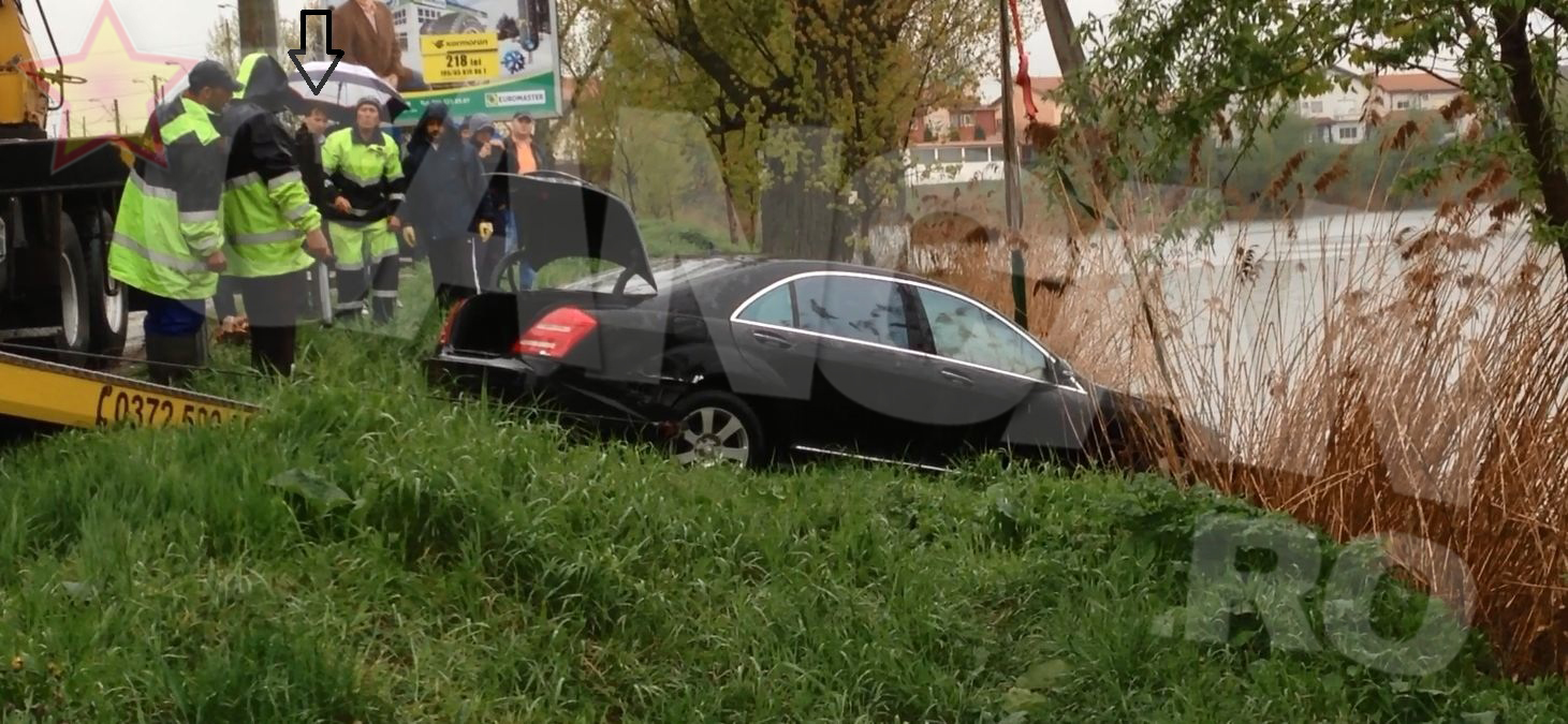 Zeci de persoane s-au adunat ca la circ sa vada cum este scos bolidul de zeci de mii de euro din apa lacului