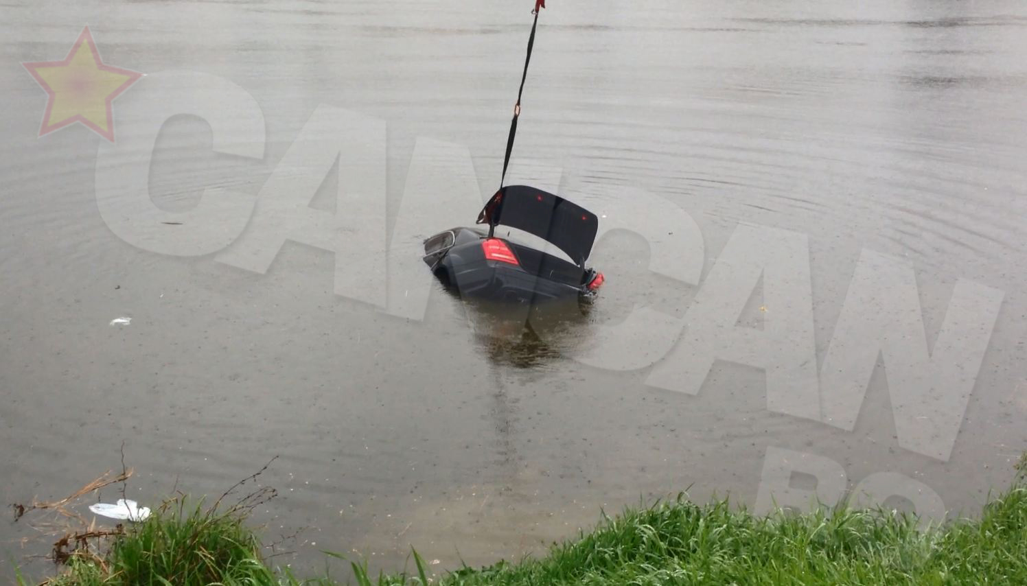 Omul de afaceri a ferit un stalp, dar a ajuns in lac