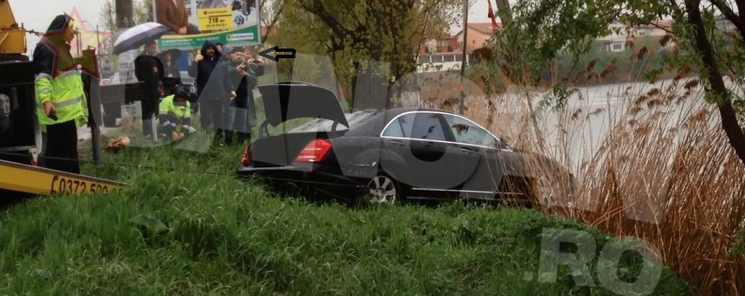 Dupa ce a iesit din apa rece omul de afaceri a inceput sa faca poze la operatiunile de salvare