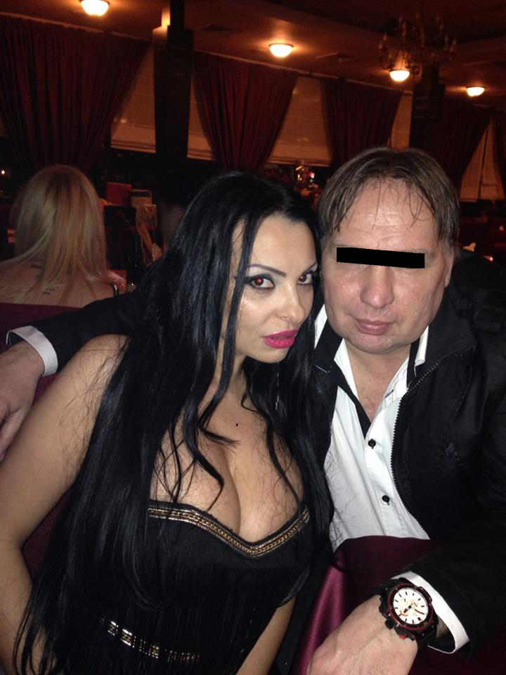 Omul de afaceri alaturi de dansatoarea Mona