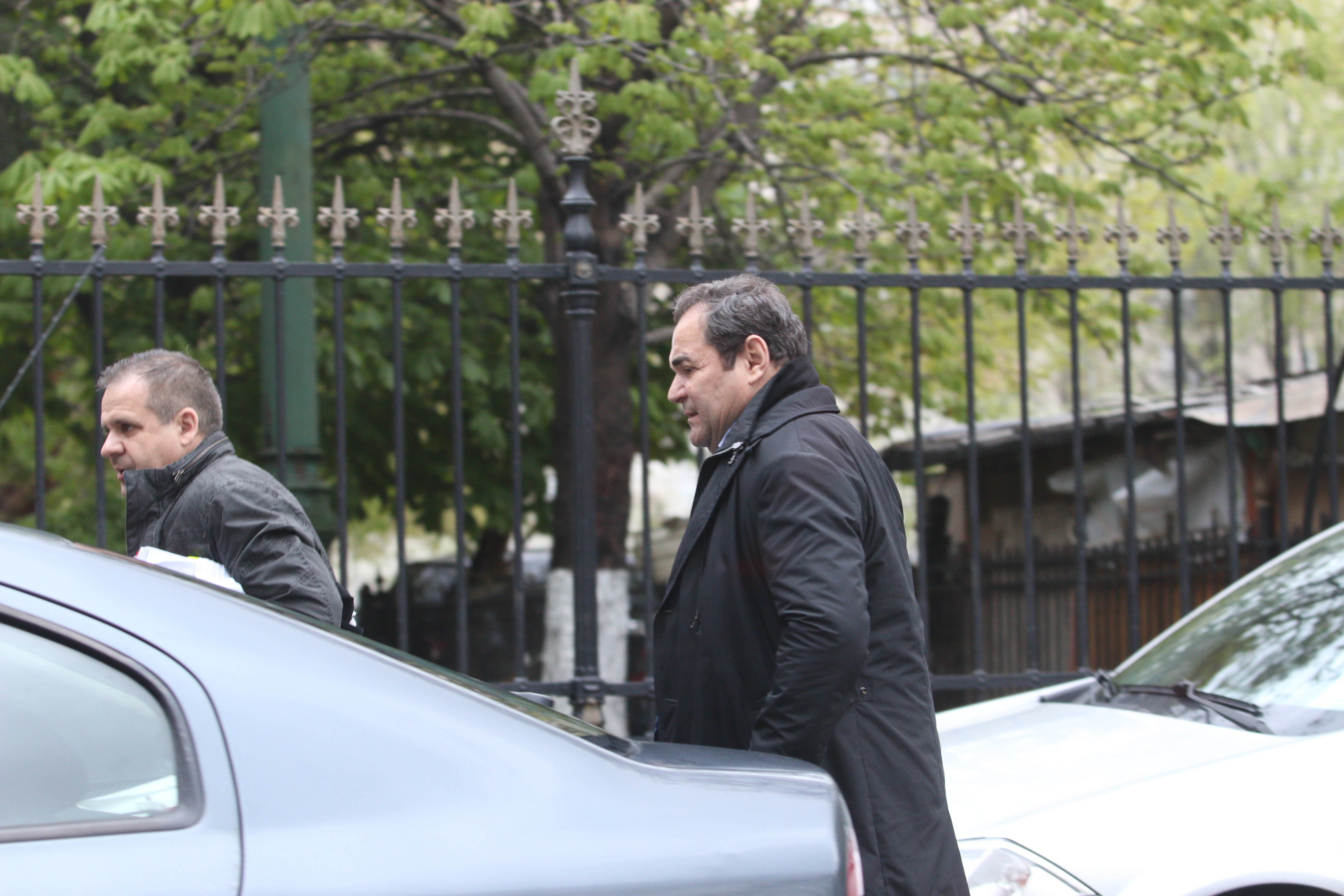 Mihai Necolaiciuc si avocatul Mateut pleaca de la tribunal