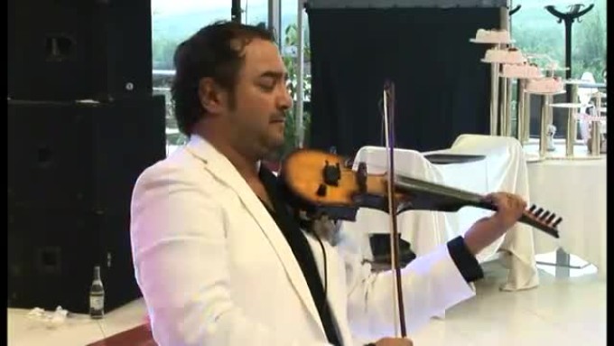 Cocos, violonistul lui Salam, a fost luat in colimator de baietii rai