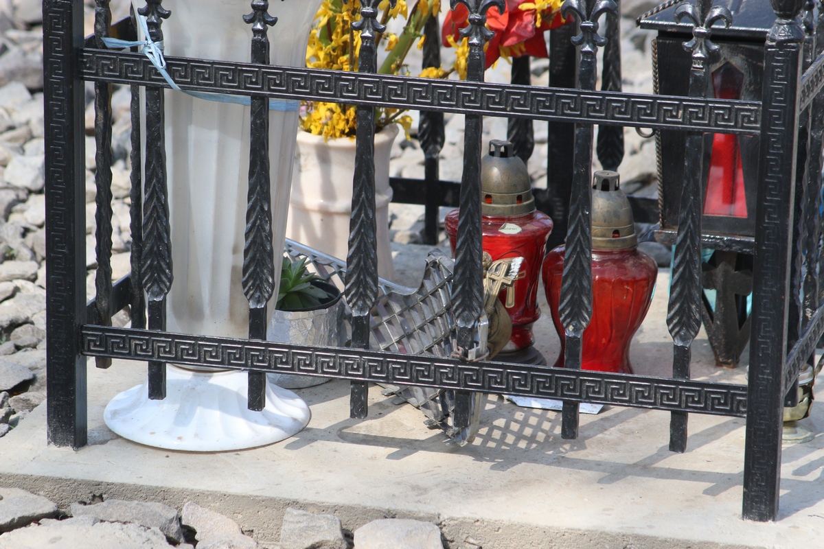 Grila din fata a bolidului este pusa alaturi de candelele mereu aprinse