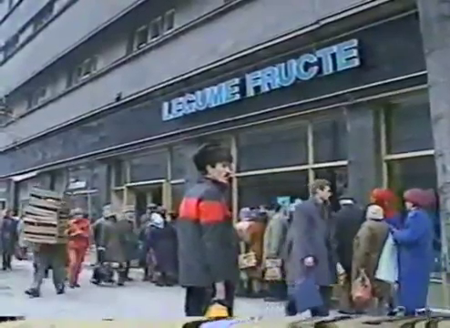 In anii '80, lumea era obisnuita sa stea la rand ca sa-si cumpere de-ale gurii