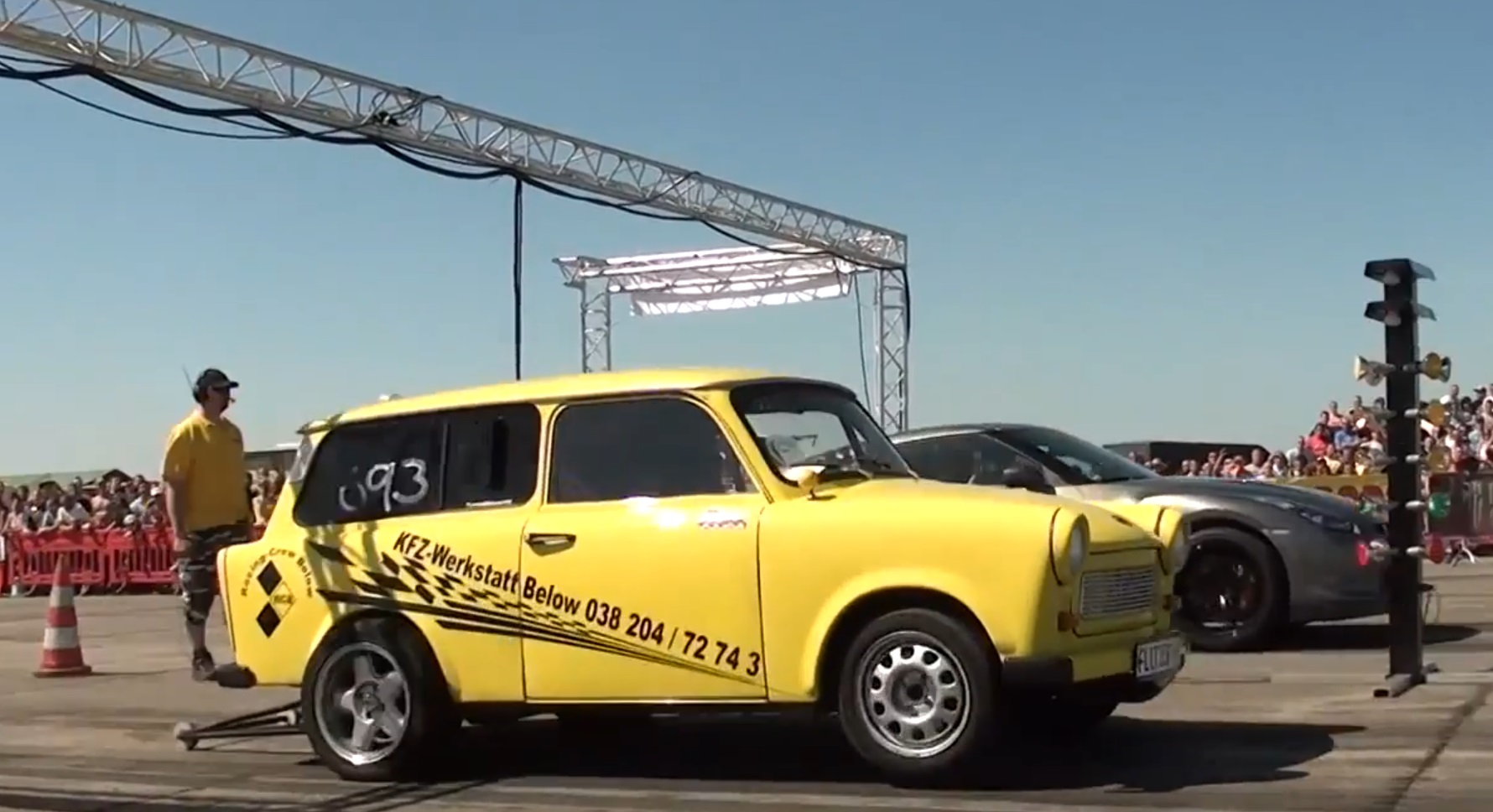 Trabantul ascunde sub capota un porpulsor de trei litri si multi cai putere