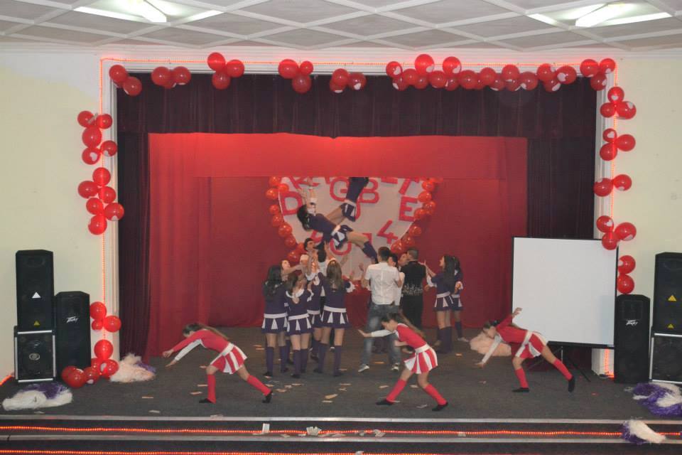 Gimnastele care puteau ajunge campioane s-au apucat de dansuri