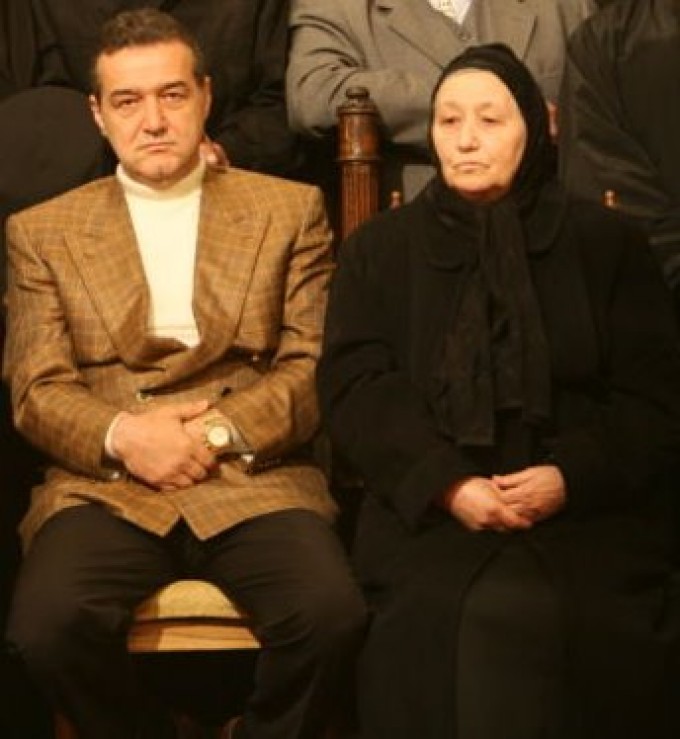 Gigi Becali e distrus de durere cand vede ca mama sa sufera