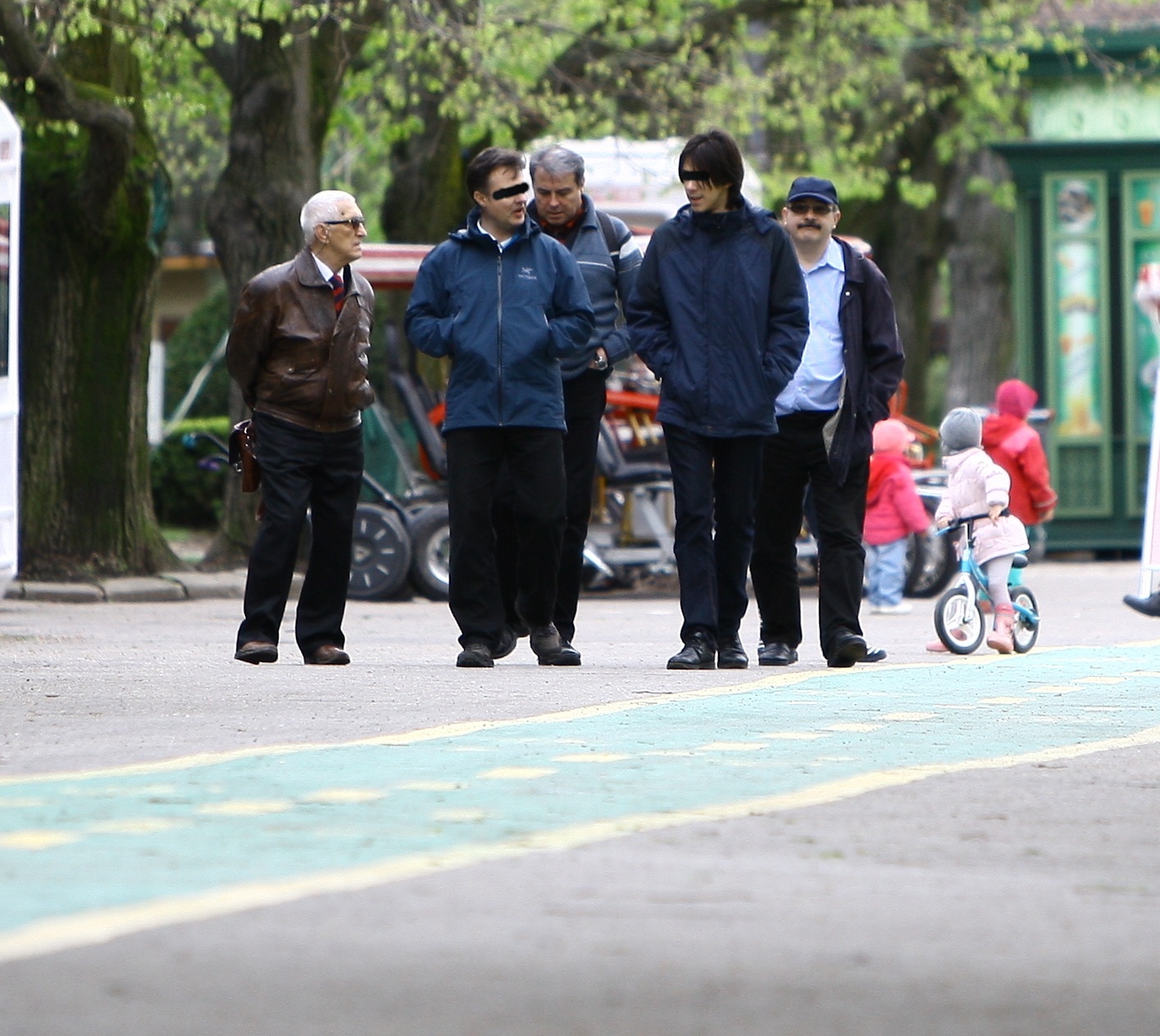 Fostul ministru Adrian Cioroianu a fost surprins de paparazzi CANCAN.ro in timp ce s eplimba prin Parcul Herastrau