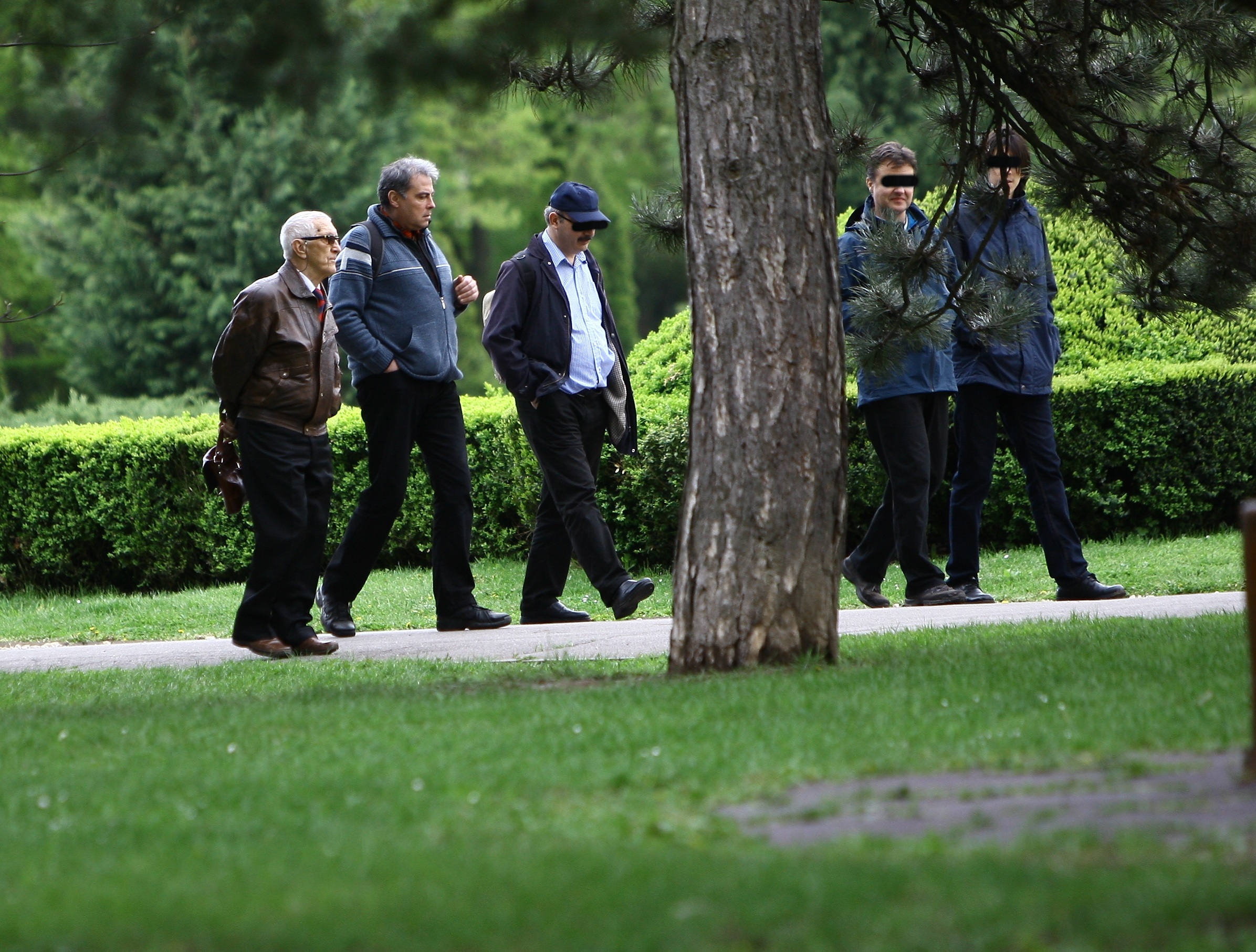 Fostul ministru a iesit la plimbare fara jumatatea sa