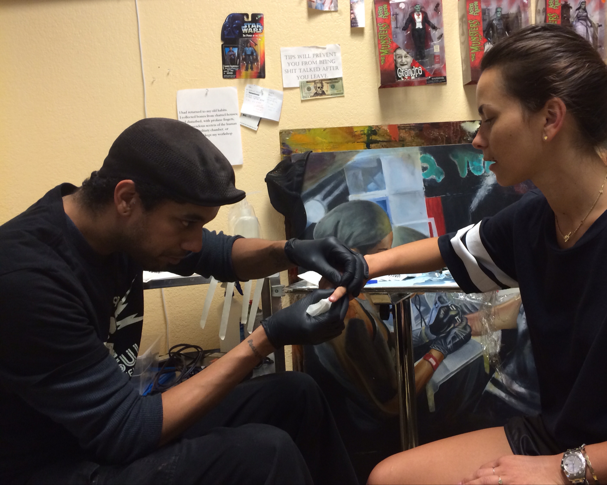 Cantareata si-a tatuat semnul pacii