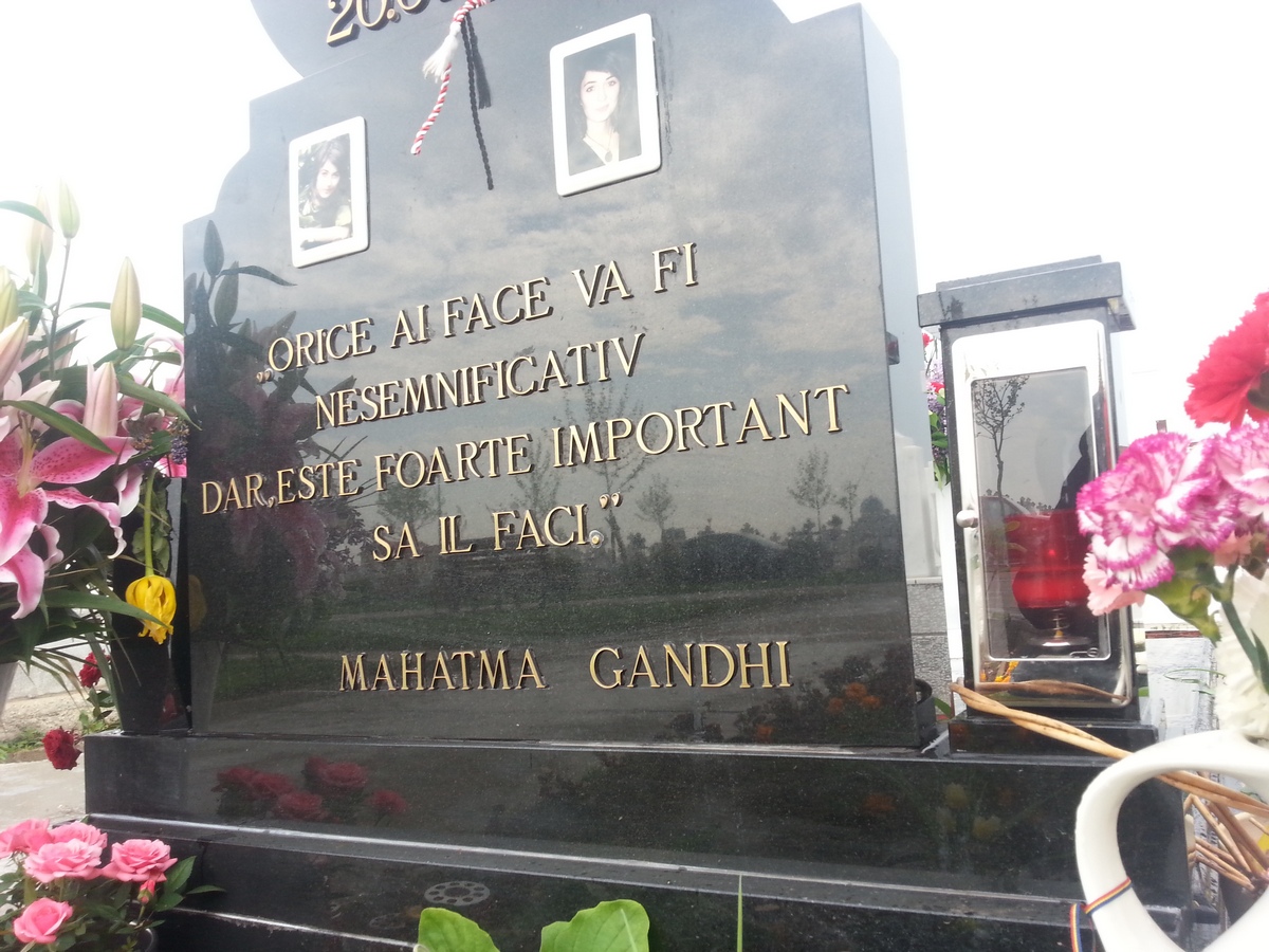 Mariana ne-a spus ca citatele de pe monumentul funerar o reprezinta pe Aura