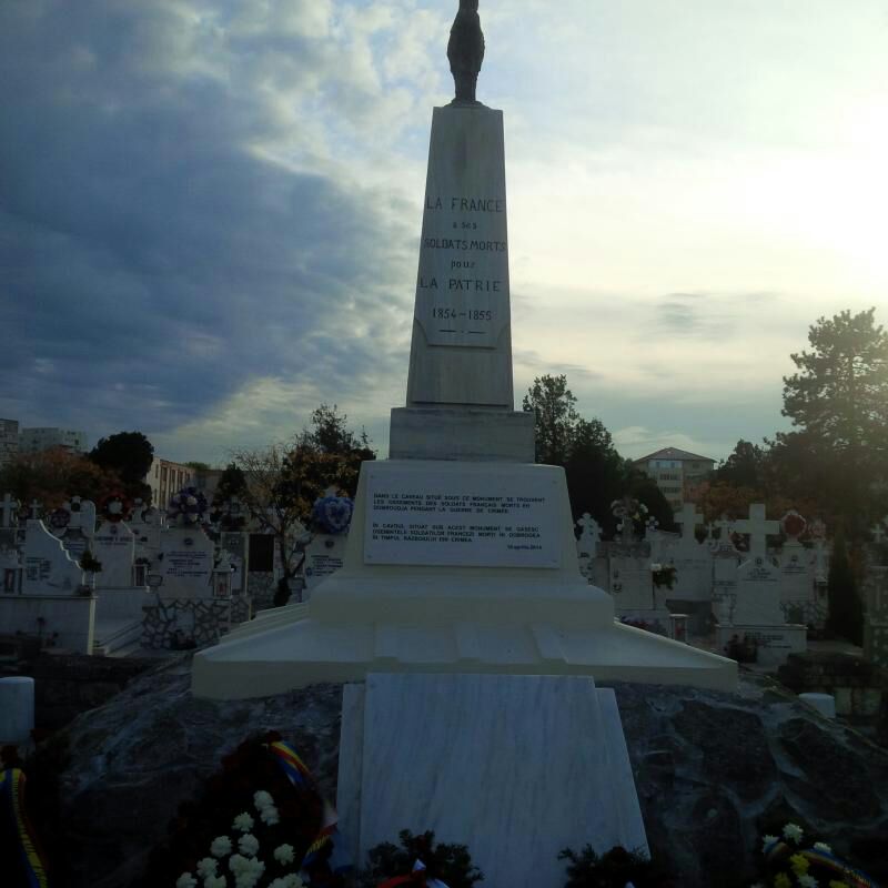 Un monument ridicat in memoria eroilor francezi este 