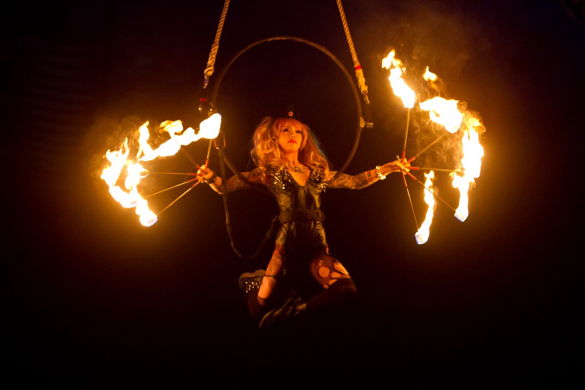 The Fuel Girls promit sa incinga atmosfera