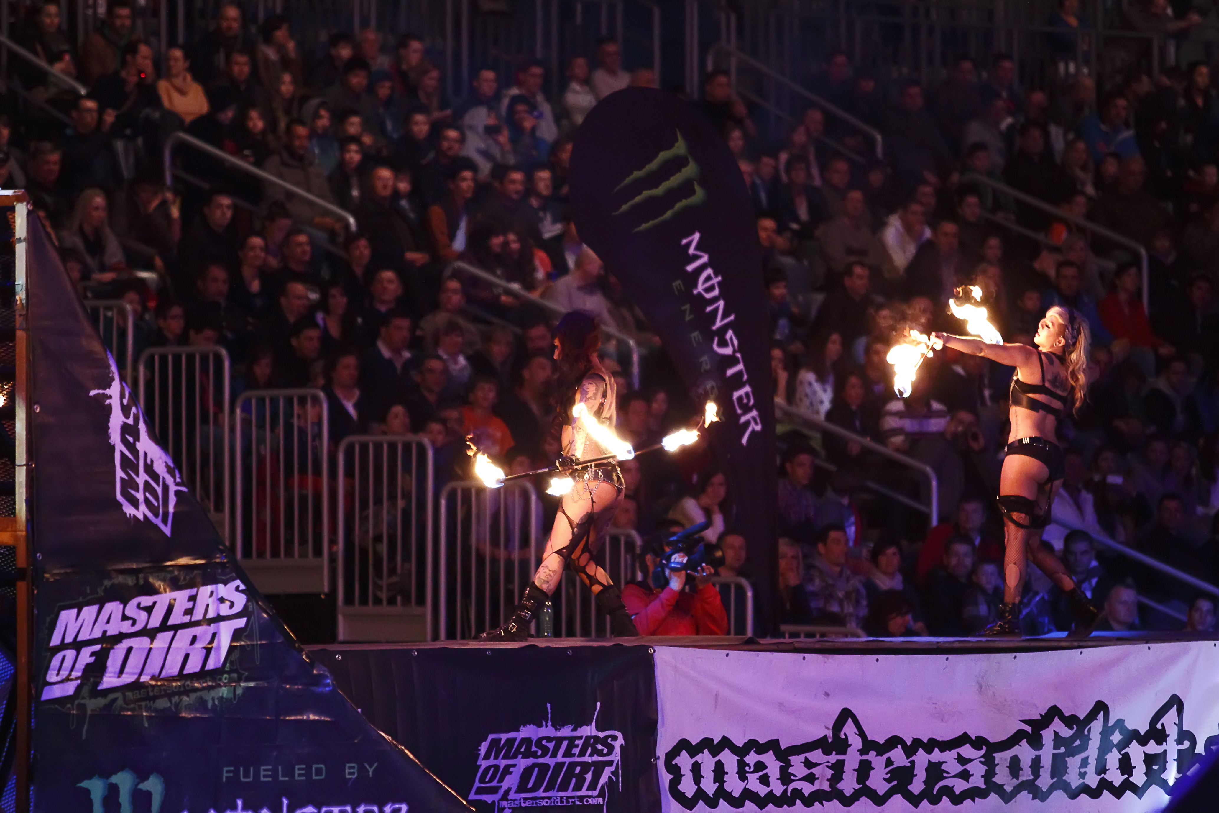 Show incendiar cu numere de acrobatie care te vor tine cu sufletul la gura