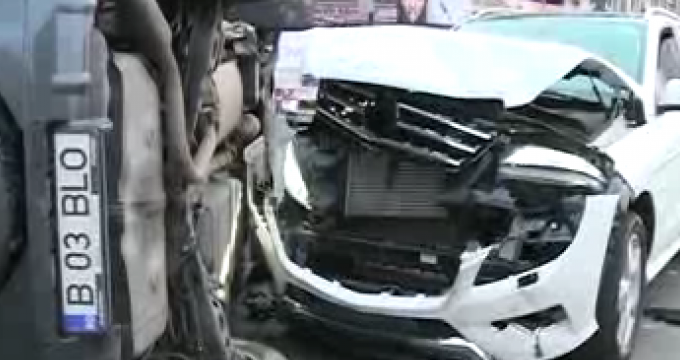 Una din masini s-a rasturnat in urma impactului (foto:rtv.net)