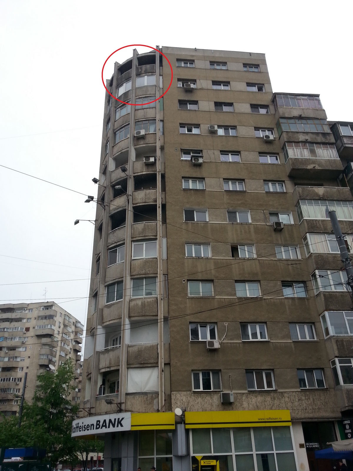 Bucata de fatada a cazut in jurul orei 22.00 de la balconul unui apartament situat la etajul noua