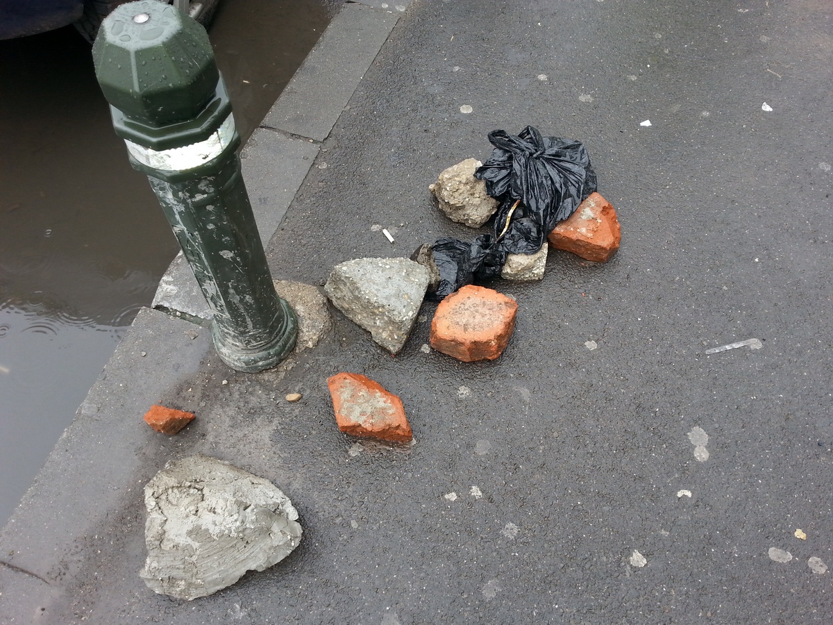 Pompierii prezenti la fata locului au eliminat si restul bucatilor care stateau sa cada