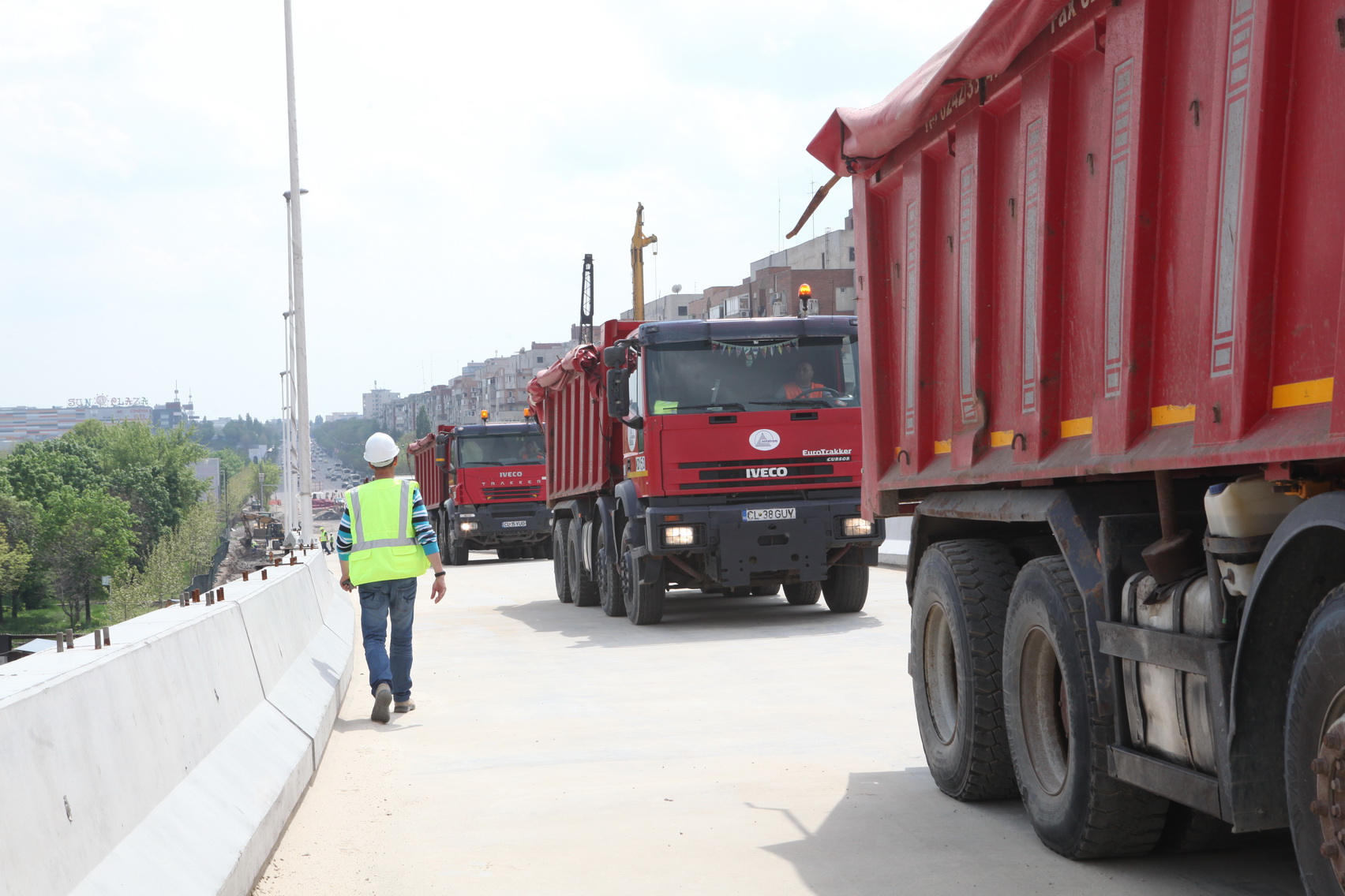 Mai multe camioane au trecut podul si, din fericire, experimentul a fost incununat cu succes