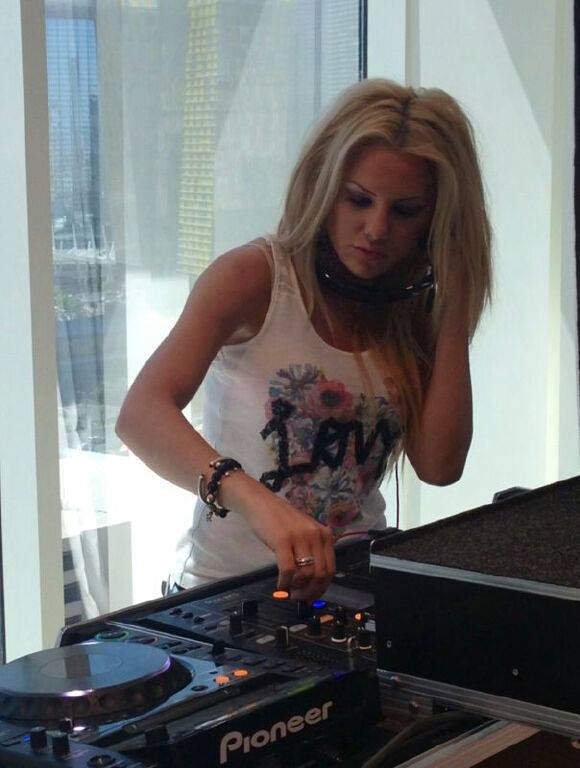 Romanca s-a apucat sa faca muzica de club