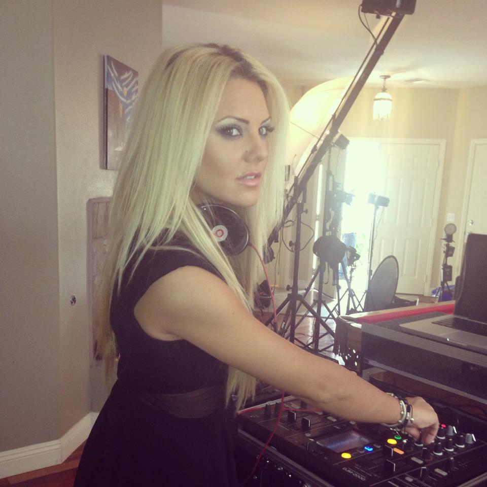 Romanca s-a apucat sa faca muzica de club