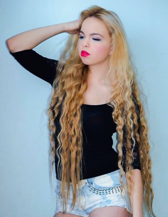 Sabina Fabian seamana leit cu papusa Barbie