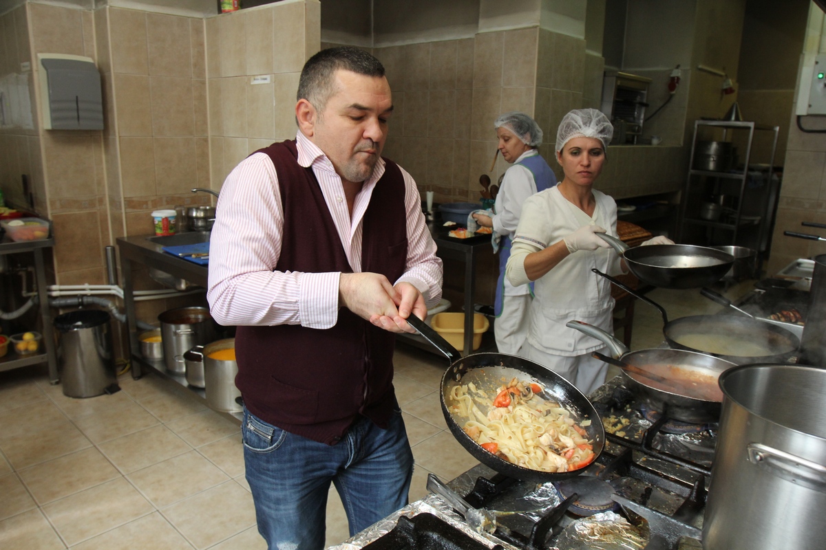 Leonard Doroftei a muncit cot la cot cu ceilalti angajati