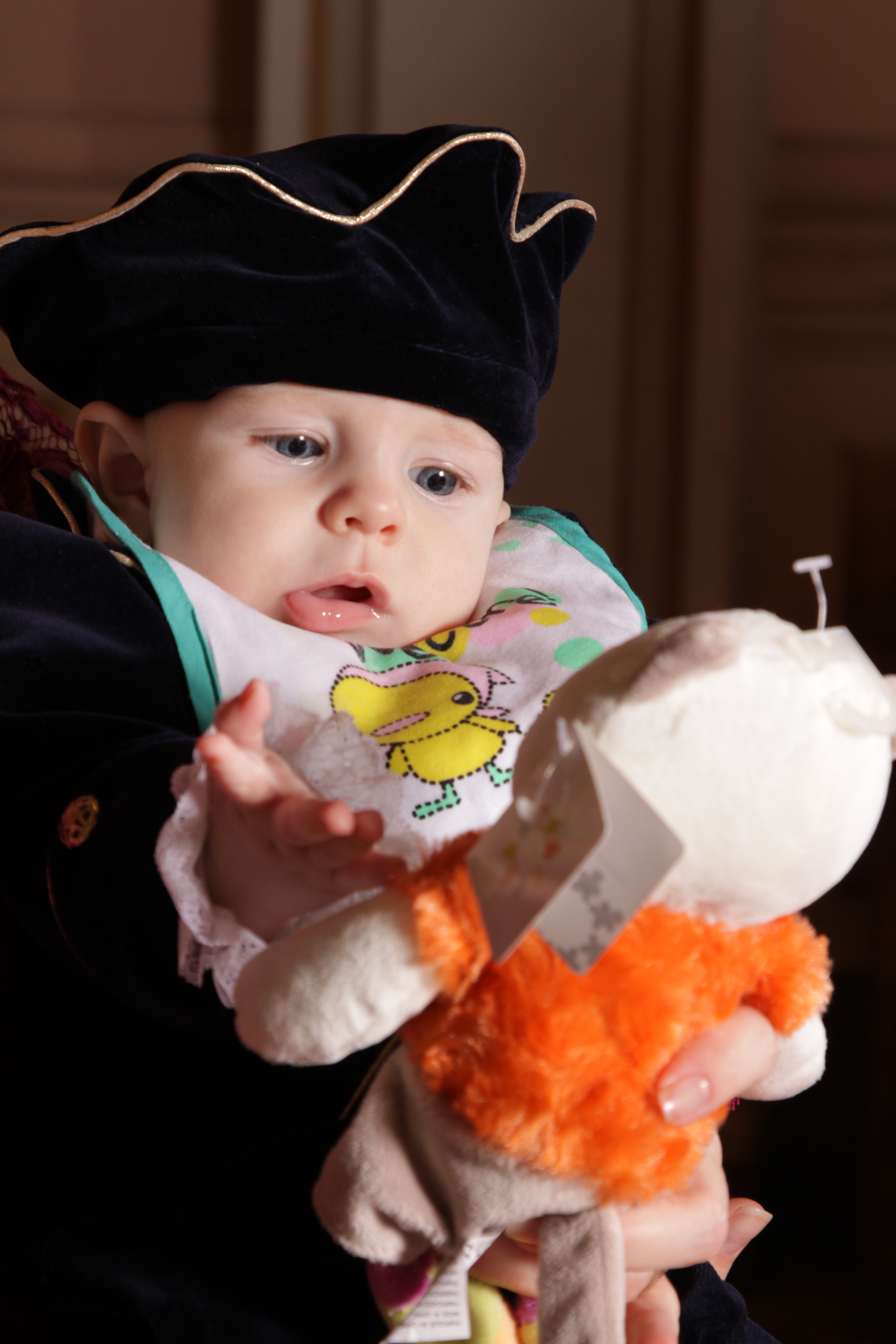 La botez, micutul Aris a primit cadouri hainute si o multime de jucarii