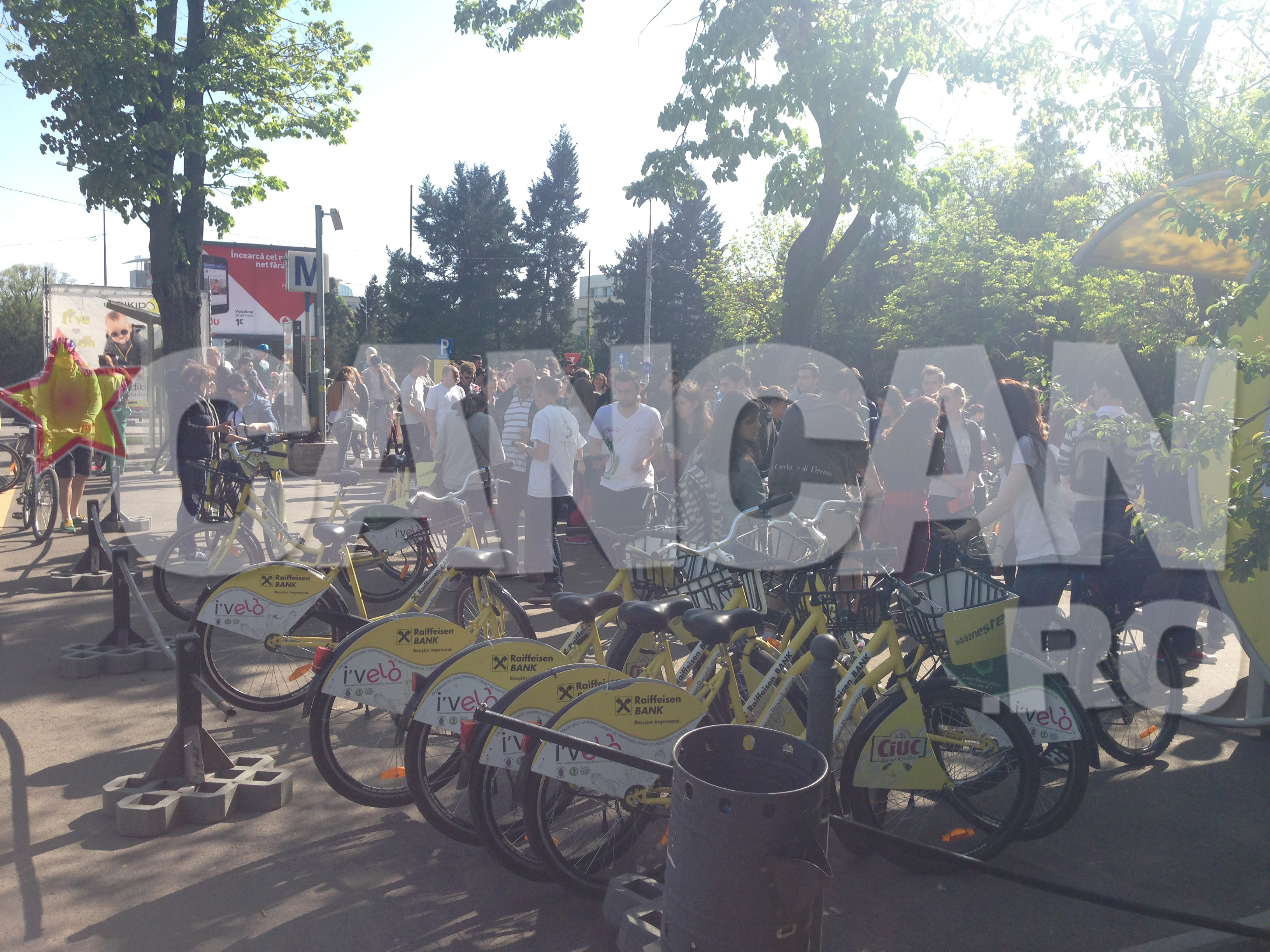 Tinerii au facut coada in fata centrului de inchiriat biciclete