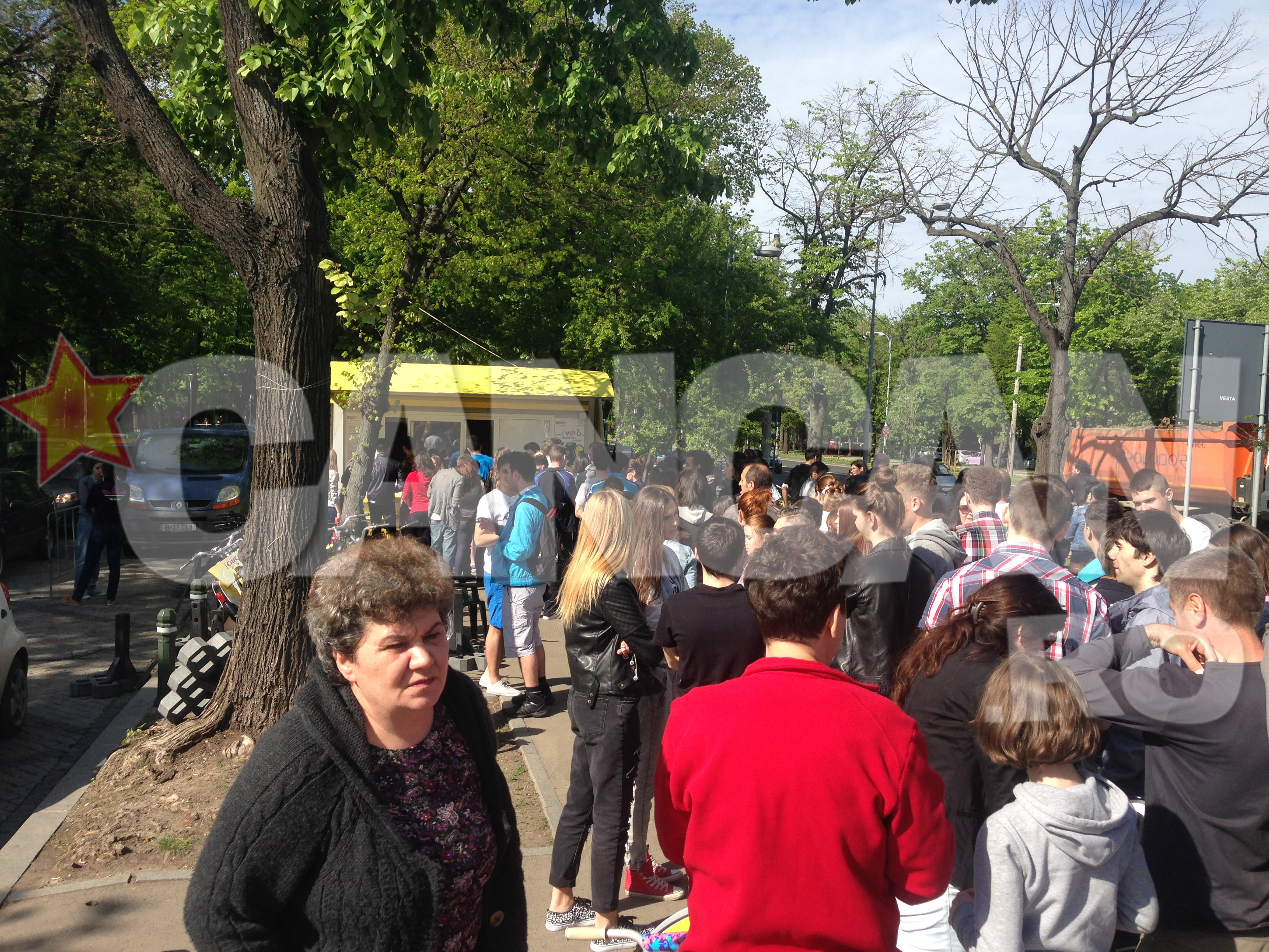 Coada la inchiriat s-a intins pana la gura de metrou