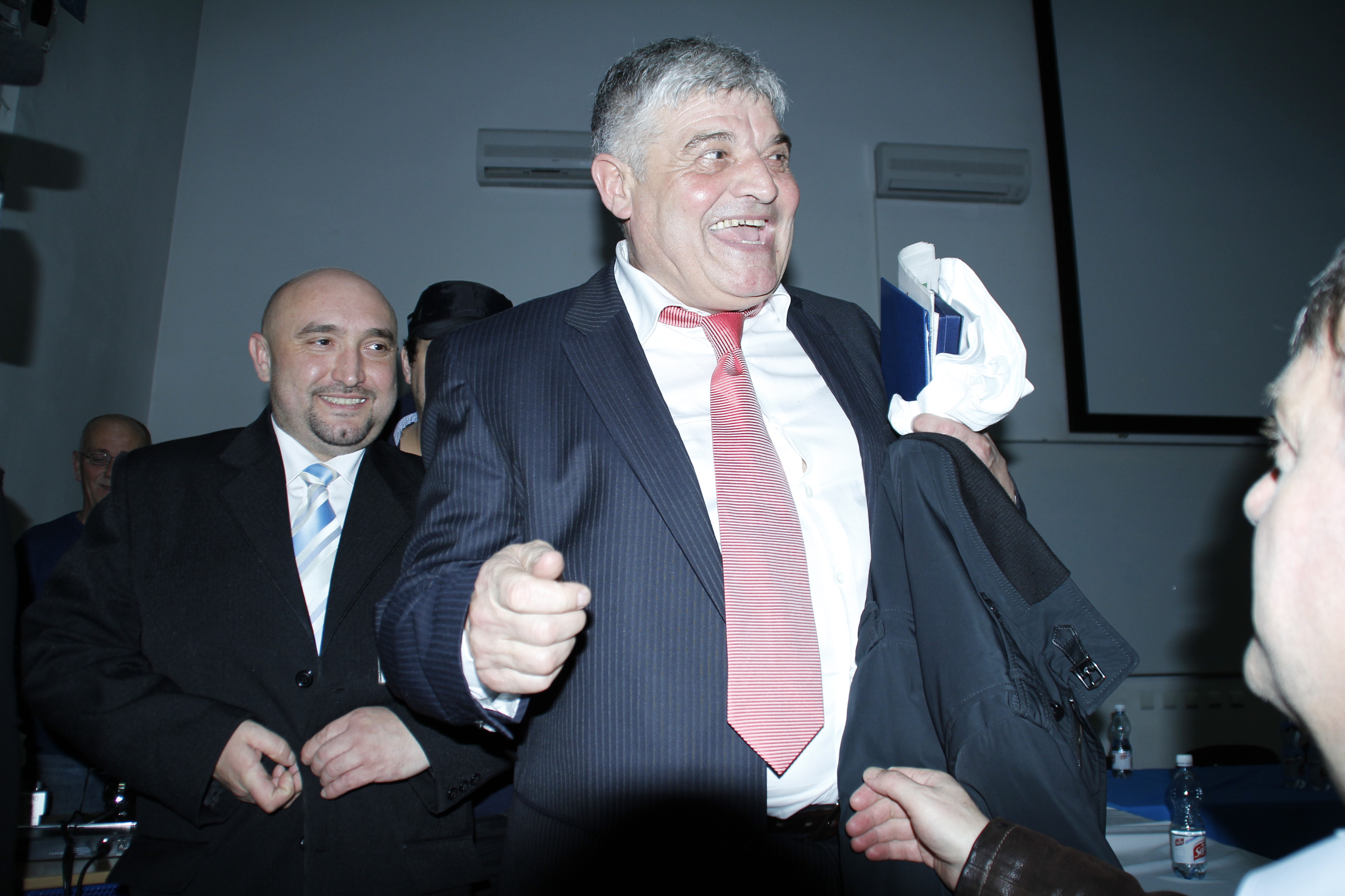 Ioan Andone a ramas fara haina, dupa ce un hunedorean din sala s-a imbracat cu ea si a iesit