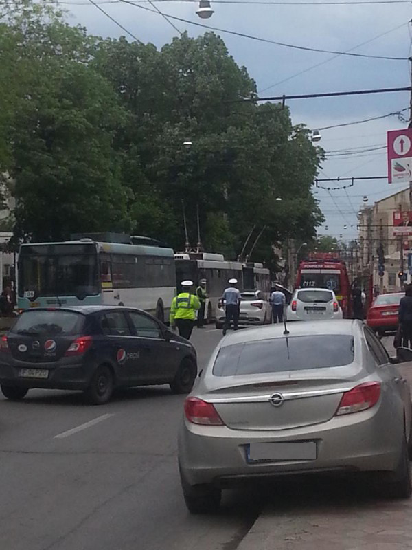 Fetita a fost lovita in timp ce incerca sa traverseze strada pentru a ajunge la mama sa (Sursa foto: Viata libera)