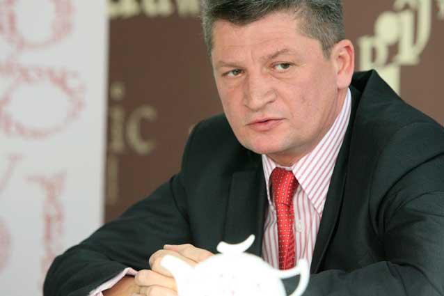 Demiterea lui Lucian Dinita vine dupa scandalul in care purtatorul de cuvant al institutiei a fost prins conducand fara permis