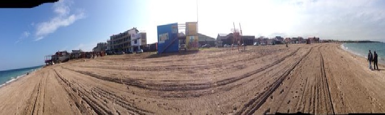 Transeele troneaza pe plaja de la Expirat, semn ca utilajele care curata nisipul au trecut pe aici