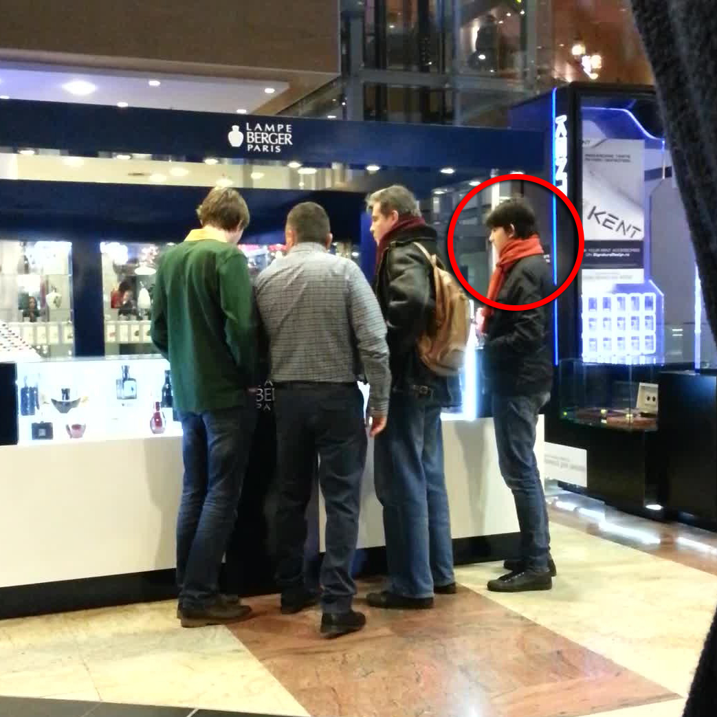 Adrian Cioroianu a mers la mall impreuna cu fiul sau