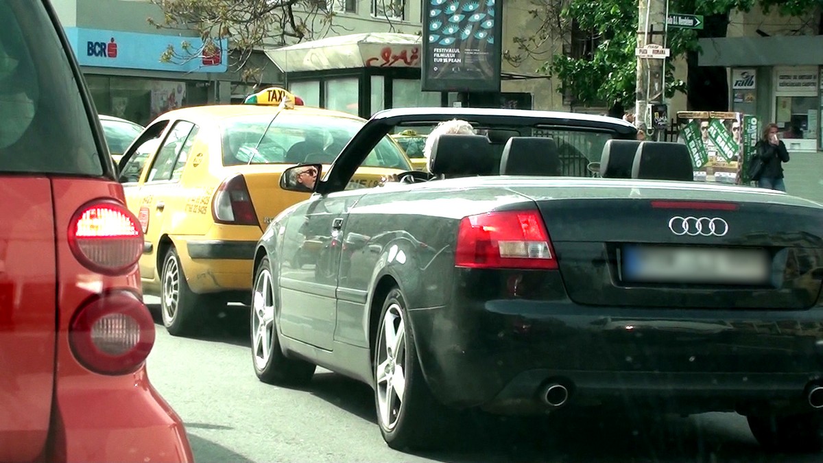 Maestrul Tandarica a prins vreme perfecta pentru a se plimba cu masina decapotata