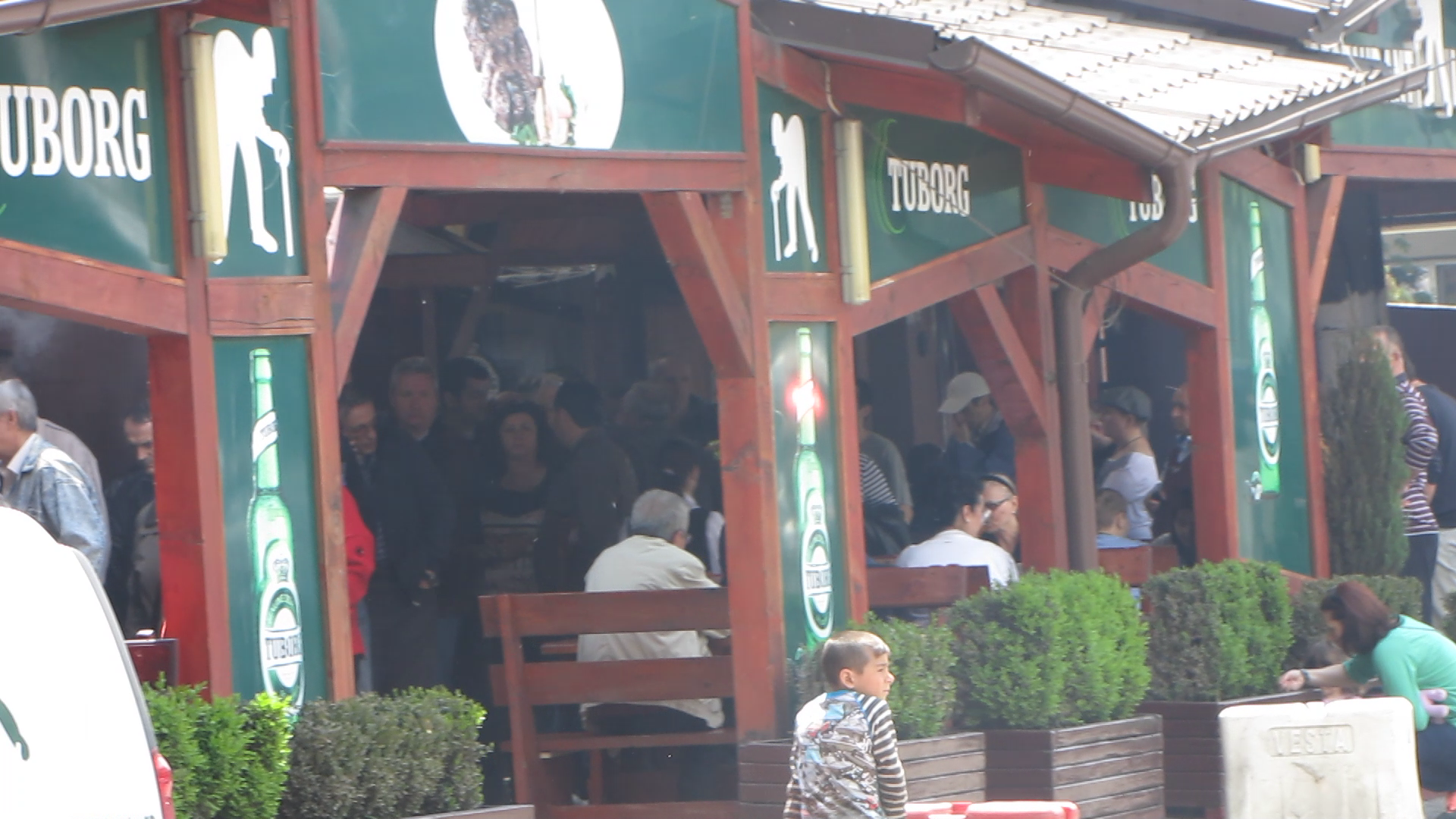 Bucurestenii care au vrut neaparat mici, au stat zeci de minute la coada