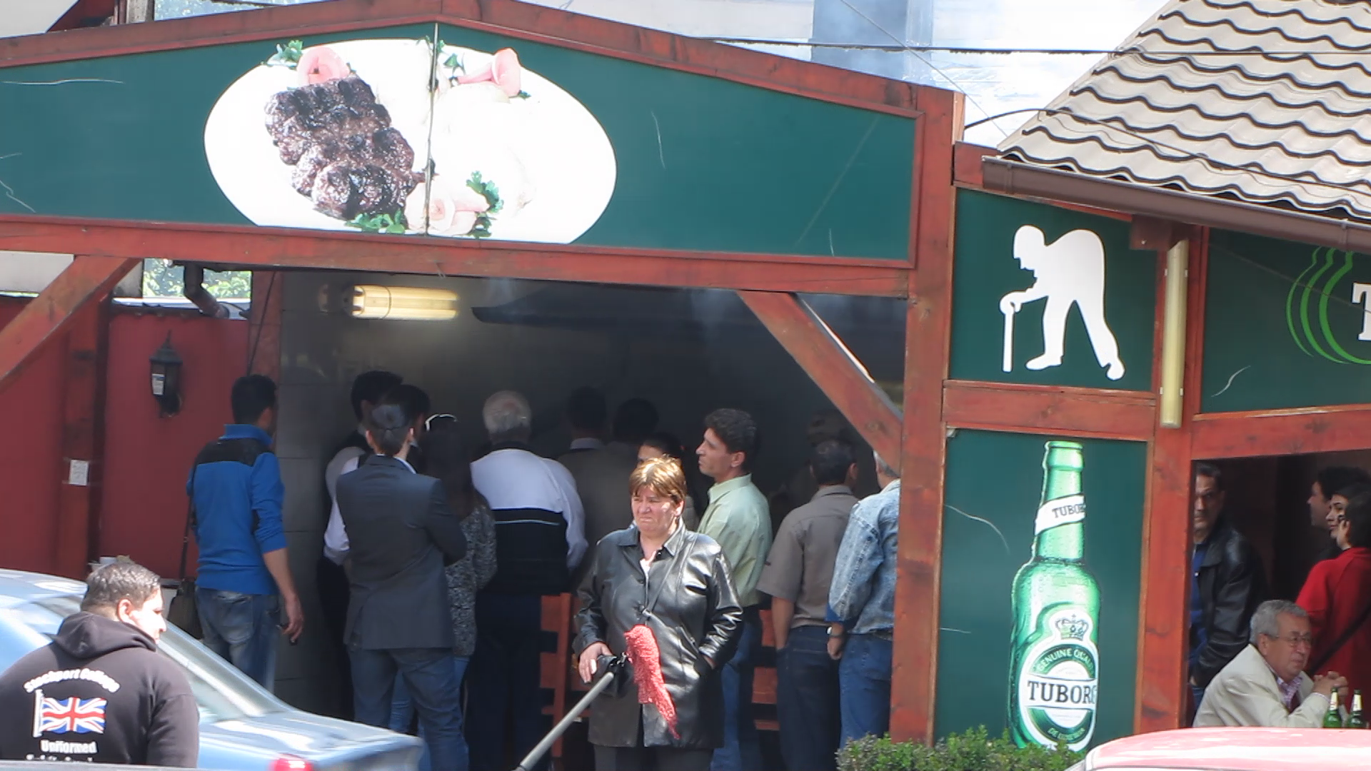 Intrarea in restaurant era prea mica pentru cate persoane erau la coada