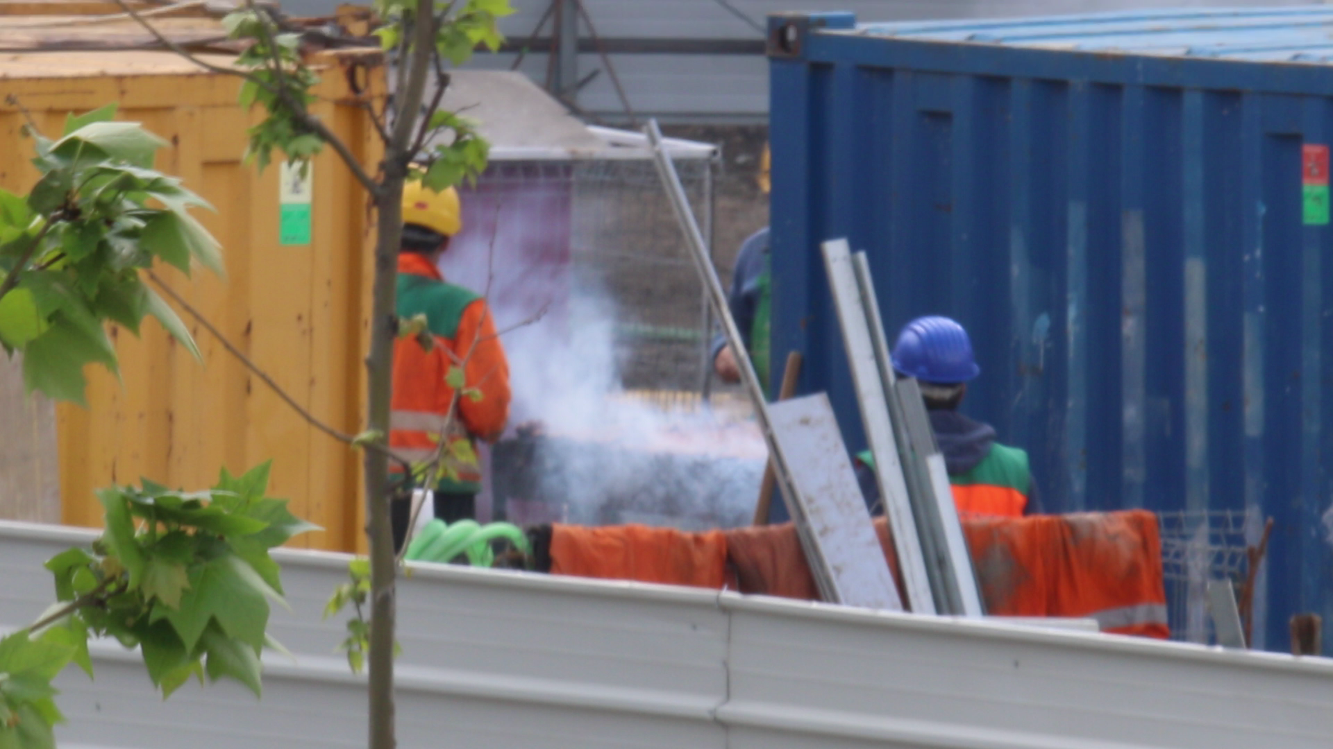 Muncitorii au facut gratarul intr-un loc mai ferit, intre cateva containere