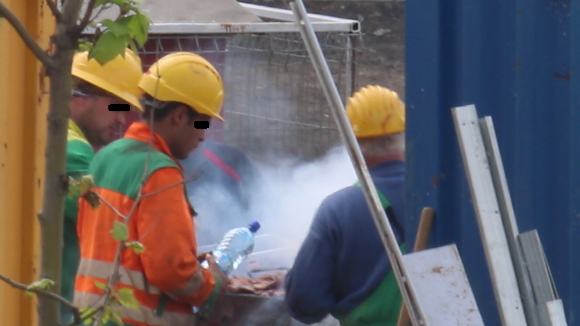 Unul tinea caserola cu carne, altul lua fripturile, altul le intorcea, iar unul era cu sticla de apa in caz ca se iutea jarul